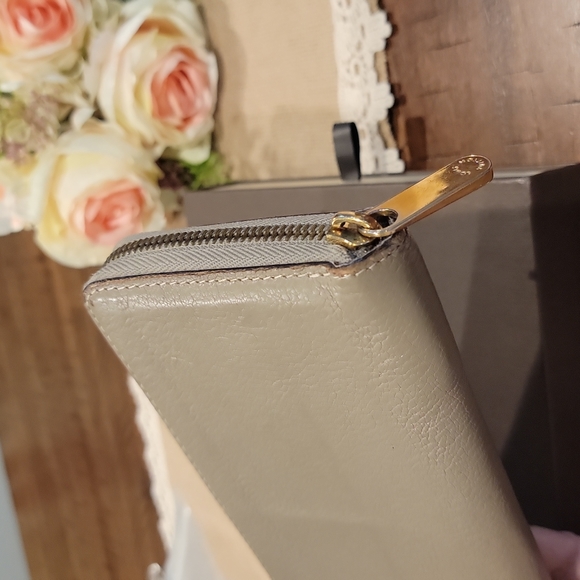 Authentic Louis Vuitton Suhali zippy wallet - Picture 3 of 10